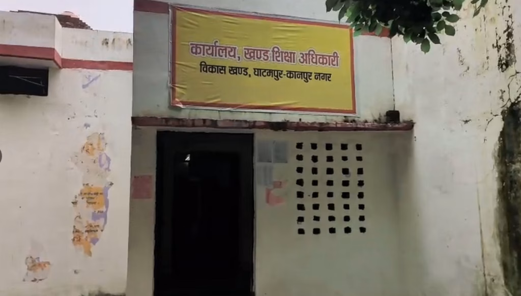 122 बच्चों की पढ़ाई 2 कमरों में कैद, स्कूल भवन गिरने के 3 साल बाद भी नहीं बनी नई इमारत, 4 घंटे बाहर बैठे रहे बच्चे