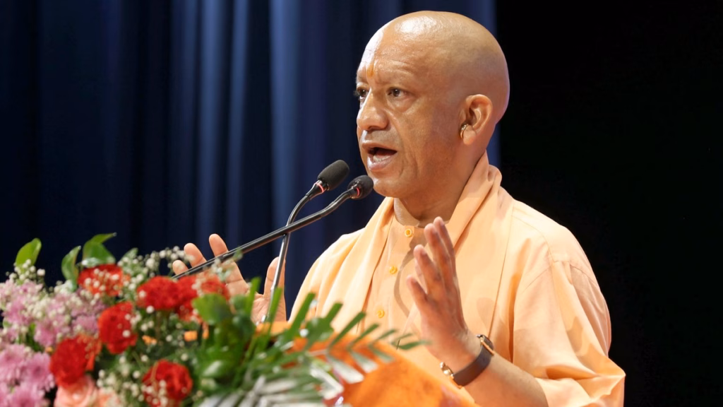 50-50 किलो राहत सामग्री दे रही यूपी सरकार, 1500 परिवारों को वितरित की राहत सामग्री