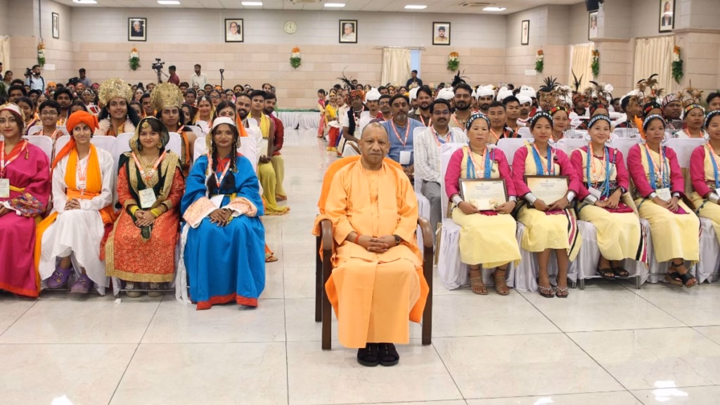8 राज्यों के कलाकारों से CM योगी ने किया संवाद, बोले- विविधता में एकता ही भारत की ताकत, कलाकारों को किया सम्मानित
