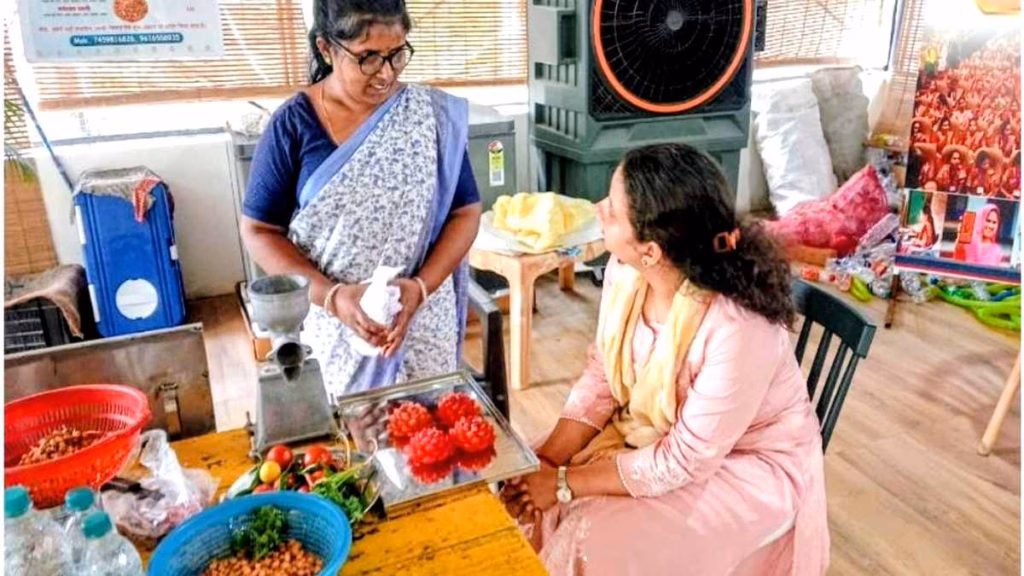 आजीविका मिशन की सहायता से सालाना ढाई लाख कमा रहीं मजदूर रहीं सोनभद्र की निर्मला