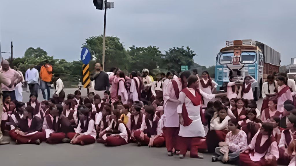 बड़वानी में Gen अल्फा छात्रों का प्रोटेस्ट, 50 KM पैदल चलकर NH-3 किया जाम, ये थी आंदोलन की वजह