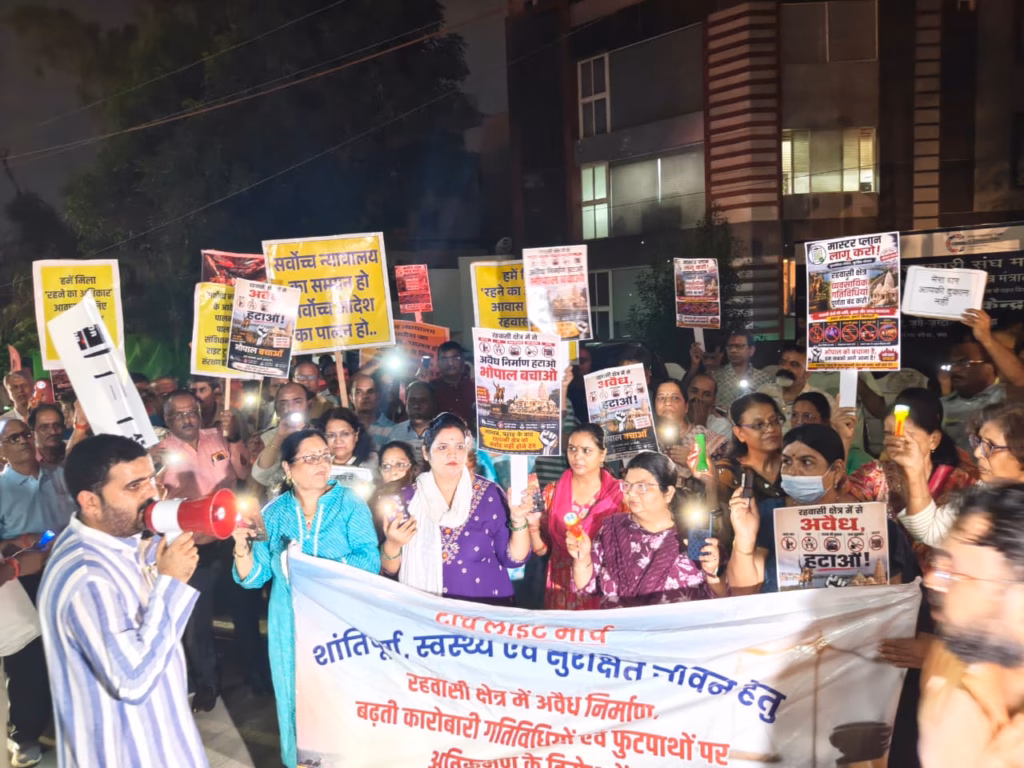 भोपाल में रहवासी क्षेत्र में कमर्शियल एक्टिविटी पर निगम की सीलिंग कार्यवाही पर उठे सवाल, टॉर्च जला कर सड़क पर किया प्रदर्शन