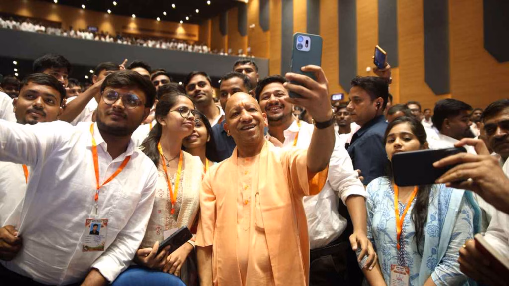 छह महीने के अंदर एक लाख युवाओं को देंगे सरकारी नौकरी : CM योगी