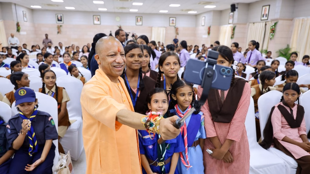 CM Yogi News: बेटियों के सपनों को पंख दे रही डबल इंजन सरकार, महिलाओं के रोजगार से लेकर मुफ्त बस यात्रा तक बड़े ऐलान