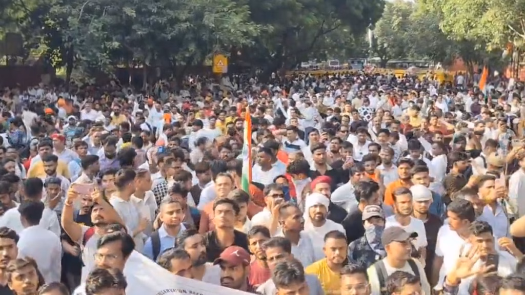 दिल्ली के जंतर-मंतर पर बड़ा प्रदर्शन, आरक्षण और UGC नियमों के विरोध में उतरे हजारों लोग