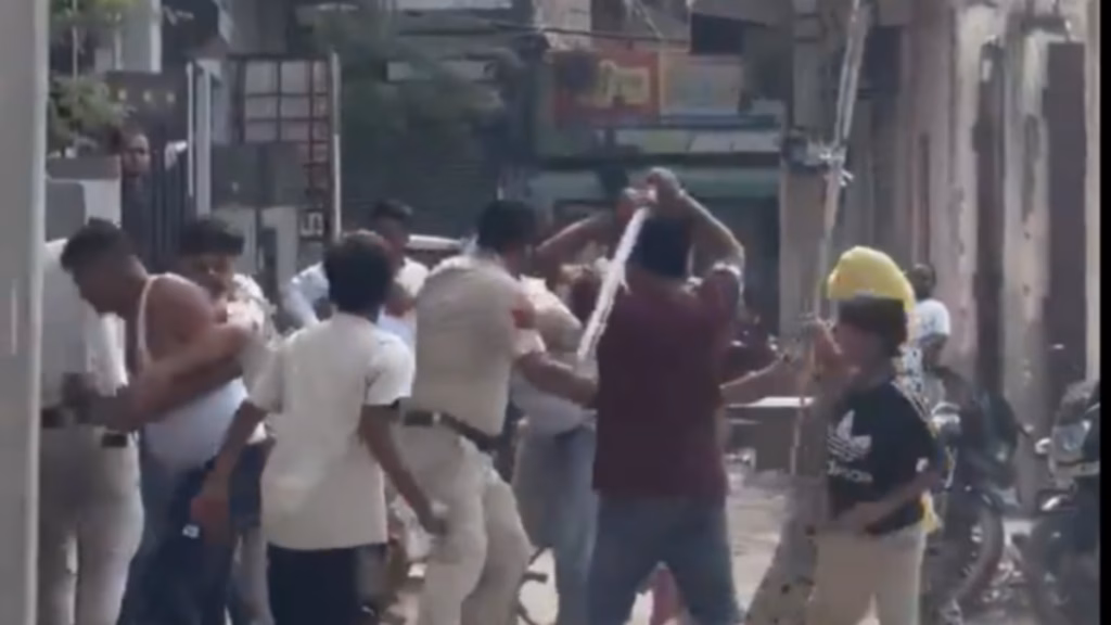 दिल्ली में पुलिसकर्मियों पर मिर्च पाउडर और ईंट-पत्थरों से हमला, 3 घायल,  17 वर्षीय आरोपी पकड़ा गया