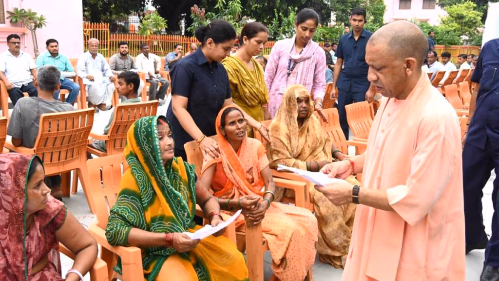 जनता दर्शन में CM योगी ने सुनीं 200 लोगों की समस्याएं
