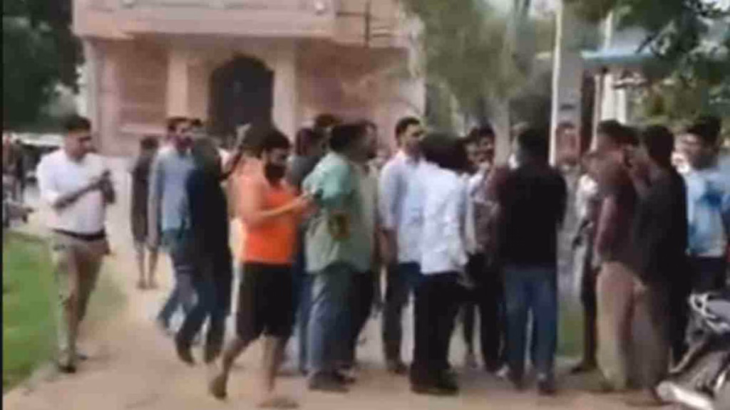 जयपुर में CJP के स्कूल दौरे पर बवाल, ग्रामीणों ने कार्यकर्ताओं को गांव से निकाला; क्या बोले आशुतोष रांका?