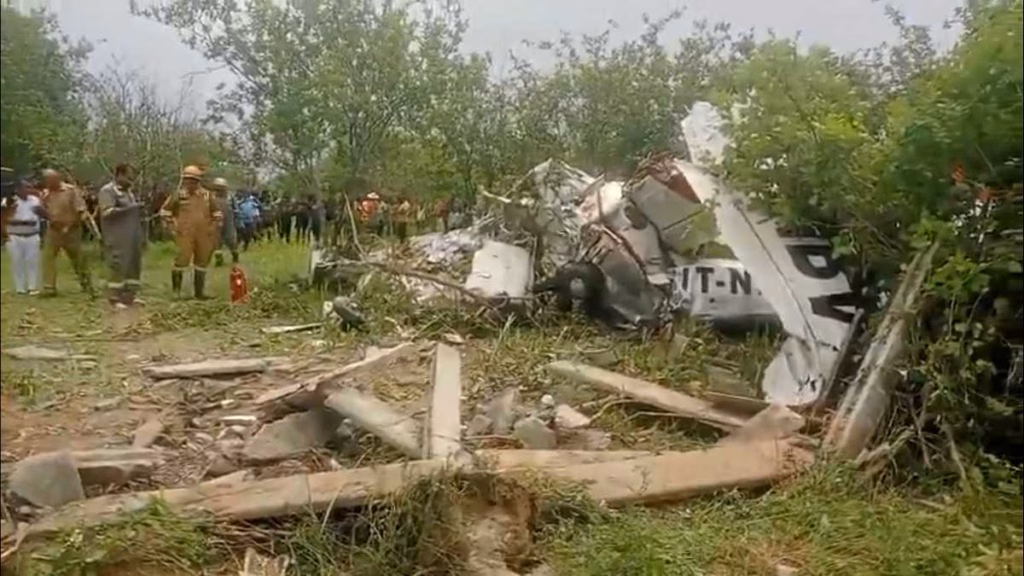 कानपुर के नत्थूपुरवा गांव में गिरा ट्रेनिंग एयरक्राफ्ट, दो पायलटों की मौत