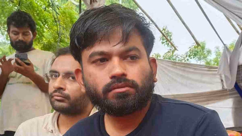 कॉकरोच मैन अभिजीत दिपके के खिलाफ FIR, बिना इजाजत के सरकारी स्कूल में घुसने और धमकाने का आरोप