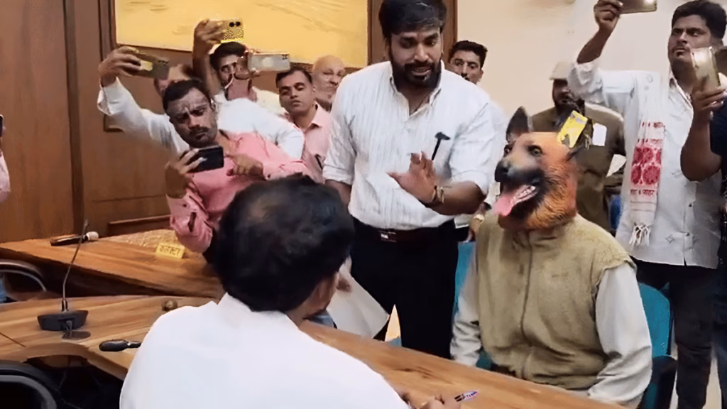 कुत्ता बनकर कलेक्टर के सामने पहुंचा शख्स, देखकर हर कोई रह गया दंग, वजह भी है चौंकाने वाली
