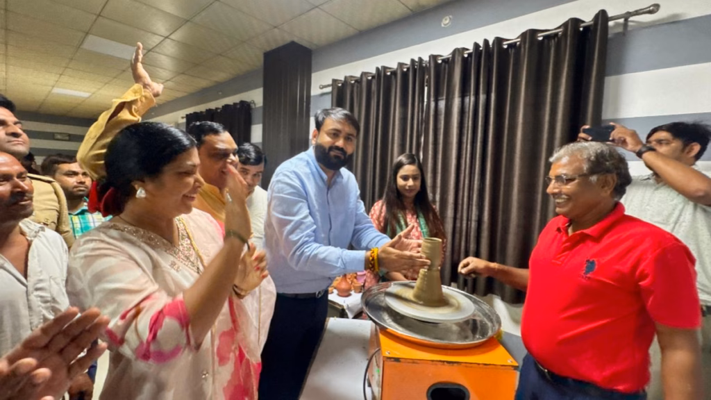 मेरठ में Electric Chak ने बदली कुम्हारों की जिंदगी! 210 से ज्यादा परिवारों को फायदा, 5 गुना तक बढ़ी आमदनी