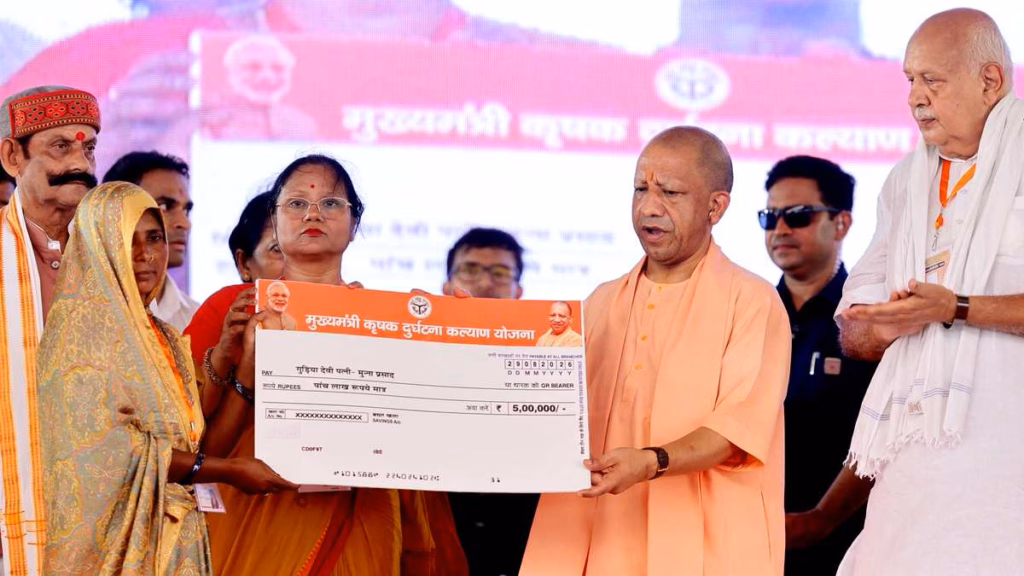 मुख्यमंत्री योगी ने योजनाओं के लाभार्थियों को दिया चेक, चाबी, प्रमाणपत्र व सहायता राशि