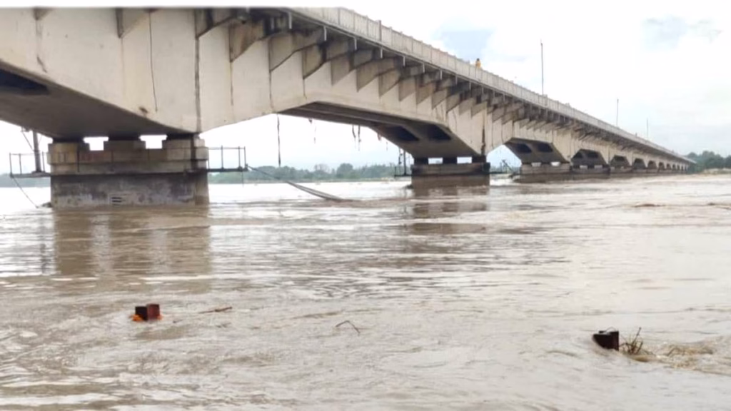 Nepal Flood: यूपी के कुशीनगर, महराजगंज, सरयू और घाघरा के तटीय इलाकों पर मंडराया बाढ़ का खतरा