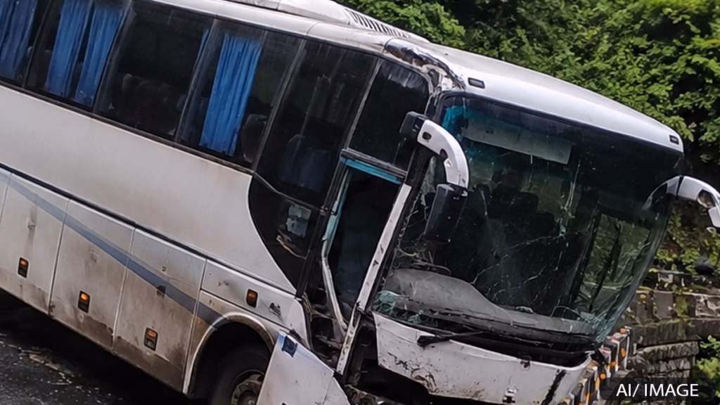 Rajgarh Bus Accident : राजगढ़ में बड़ा स्लीपर बस हादसा, 4 यात्रियों की मौत, ब्रिज पर तिरछी हुई बस, नीचे गिरे यात्री