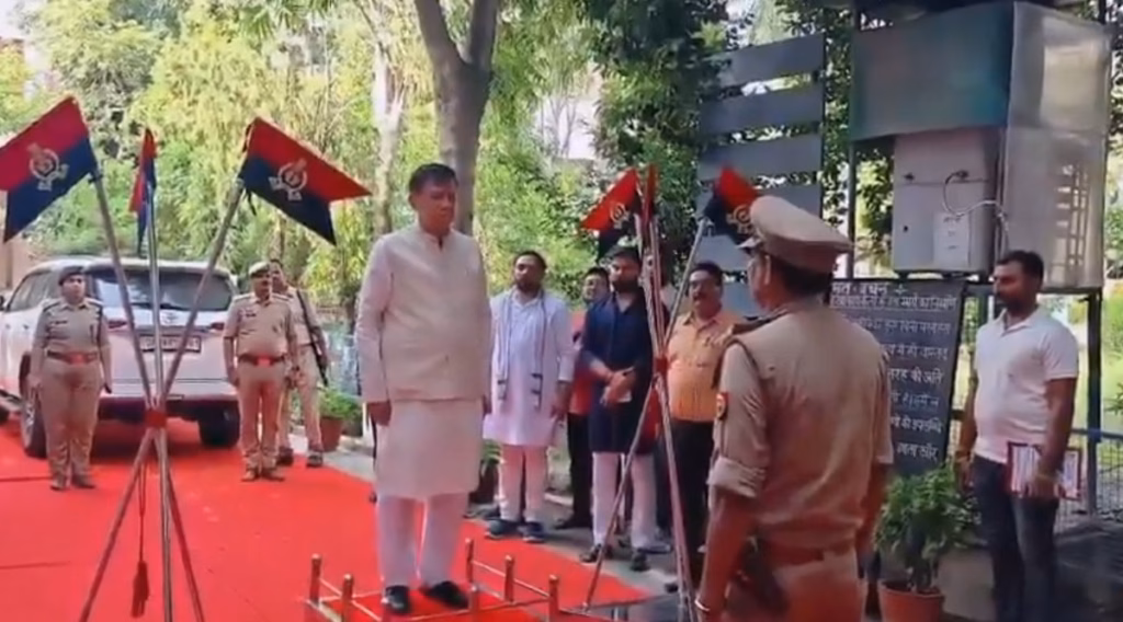 राष्ट्रगान के बीच कार्यक्रम से चले गए यूपी विधानसभा अध्यक्ष सतीश महाना, सामने आया वीडियो