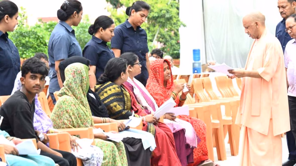 रास्ता न दिला पाएं तो लेखपाल, कानूनगो, तहसीलदार सबको सस्पेंड करो