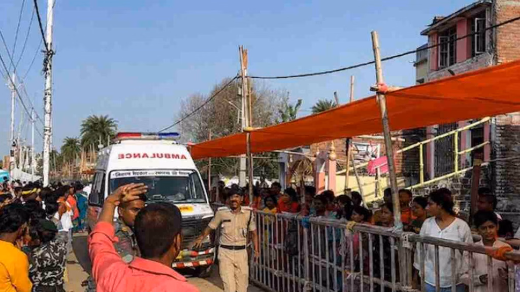 सावन सोमवार पर अशोकधाम मंदिर में बड़ा हादसा, करंट की अफवाह से मची भगदड़; 7 श्रद्धालुओं की मौत