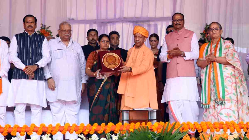सीएम योगी ने किया बलिदानी वीरों के परिजनों का सम्मान