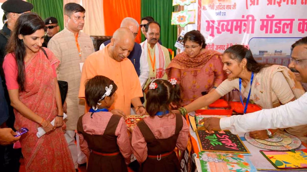 स्कूली बच्चियों ने CM योगी को बांधी राखी, सीएम ने दिया उज्जवल भविष्य का आशीर्वाद