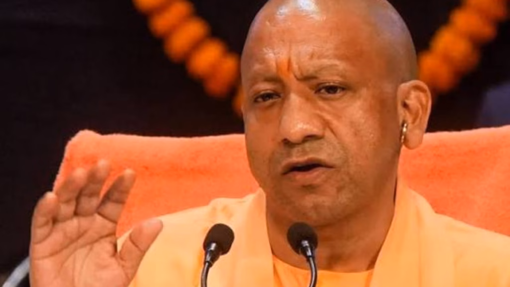 यूपी में बाढ़ प्रभावितों के लिए योगी सरकार का राहत अभियान युद्ध स्तर पर जारी