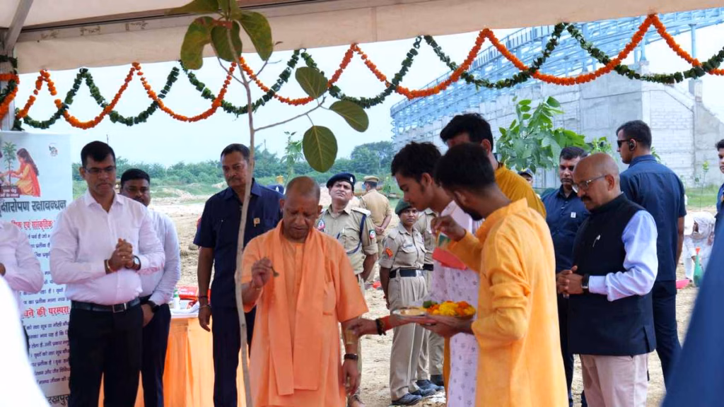 यूपी में रक्षाबंधन के पर्व पर भाई-बहनों ने लगाए एक लाख से अधिक पौधे