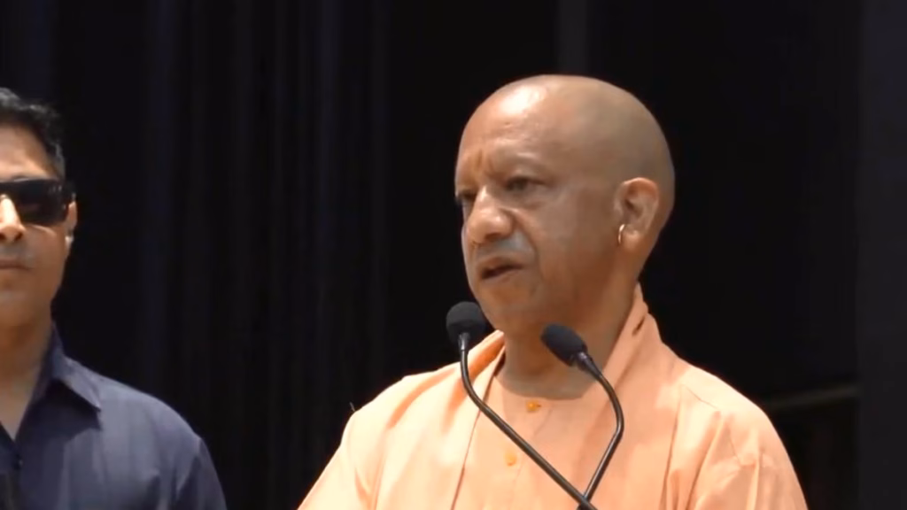 यूपी व देश को अपमानित करने का काम करते हैं राहुल गांधी : CM योगी