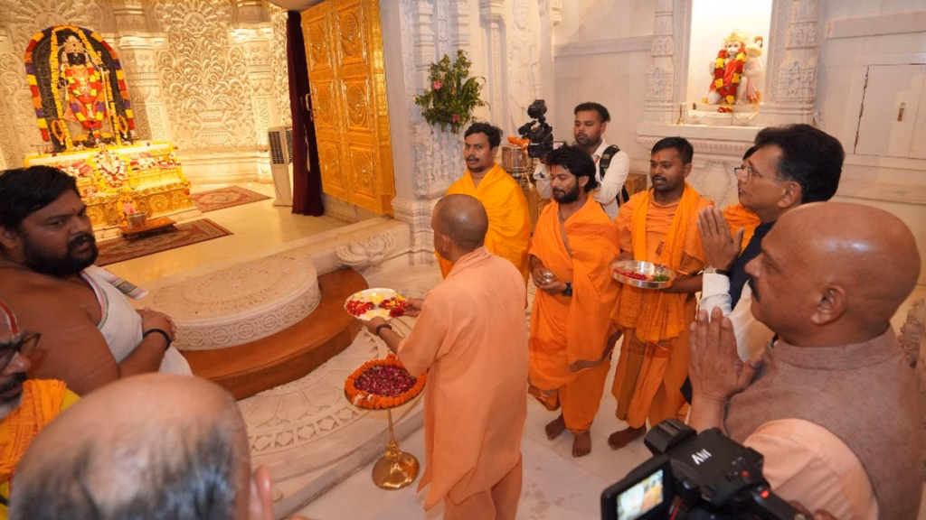 Ayodhya News : CM योगी ने हनुमानगढ़ी में बजरंगबली का लिया आशीर्वाद, रामलला के दरबार में टेका माथा; मंदिर परिसर का किया निरीक्षण