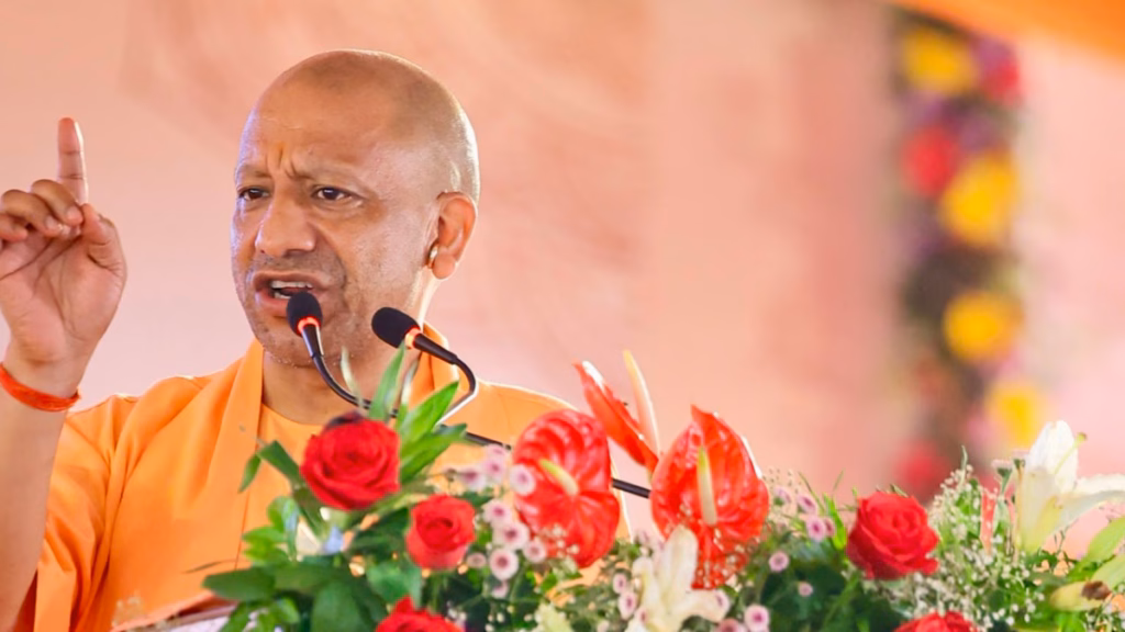 बाढ़ प्रभावितों के साथ योगी सरकार, 5.94 लाख लंच पैकेट व 1.03 लाख से ज्यादा बाढ़ राहत किट वितरित