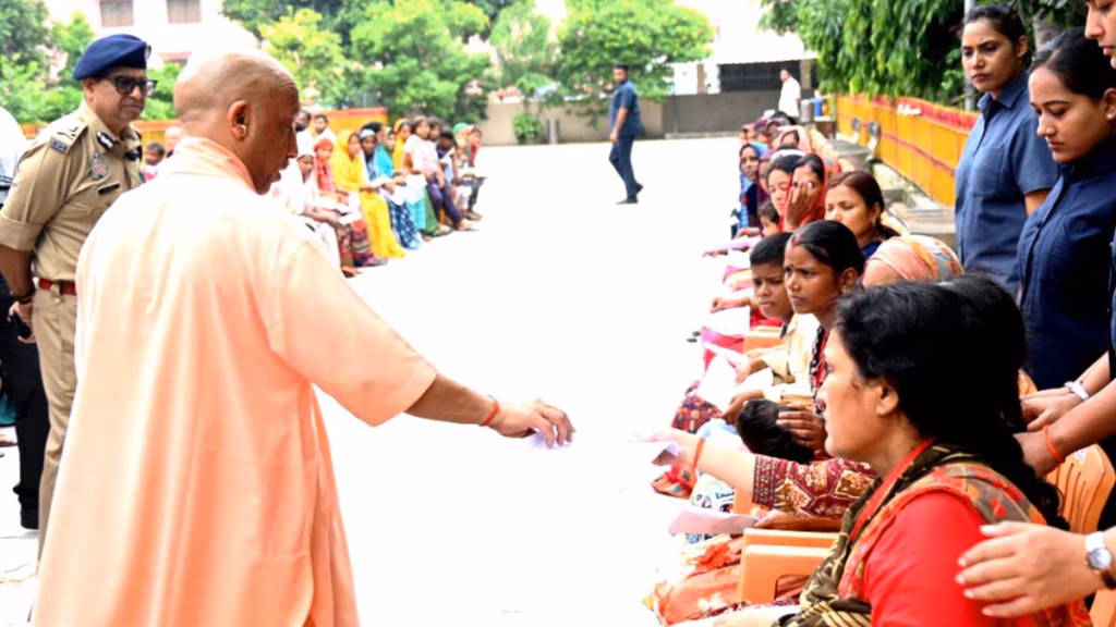 बेटियों की सुरक्षा और आत्मसम्मान के लिए योगी सरकार का बड़ा कदम, स्कूलों में शिक्षकों को मिलेगी खास ट्रेनिंग