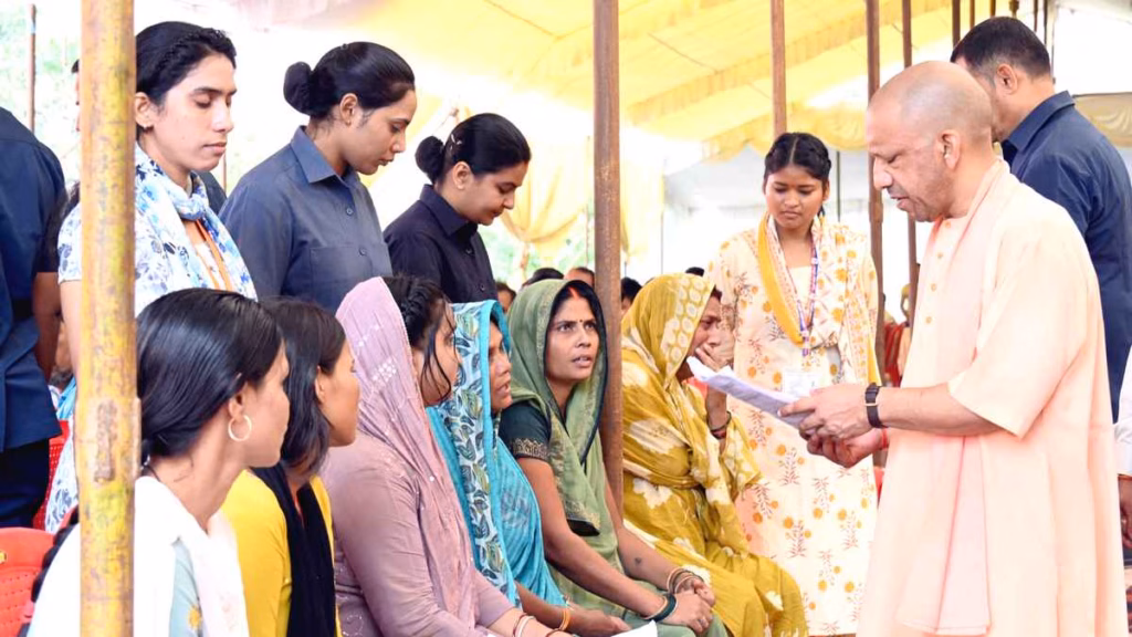 CM योगी का गोरखपुर में लगातार दूसरे दिन जनता दर्शन, सुनीं 150 लोगों की समस्याएं