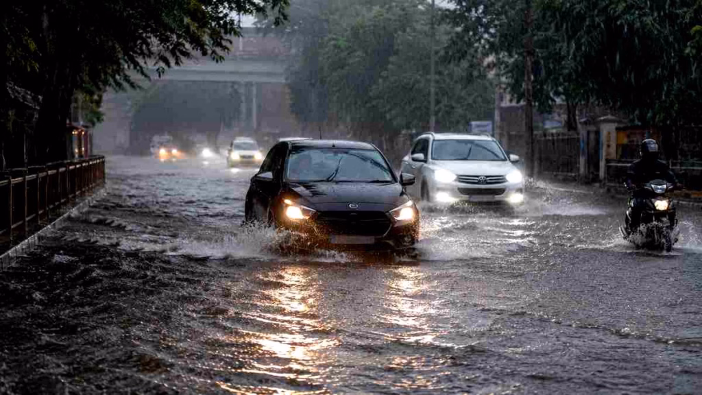 दिल्ली-बिहार समेत 15 राज्यों में भारी बारिश, 4 दिन का अलर्ट