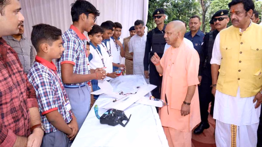 एआई उत्तर दे सकता है, सवाल करना अच्छी किताब ही सिखाएगी : CM योगी