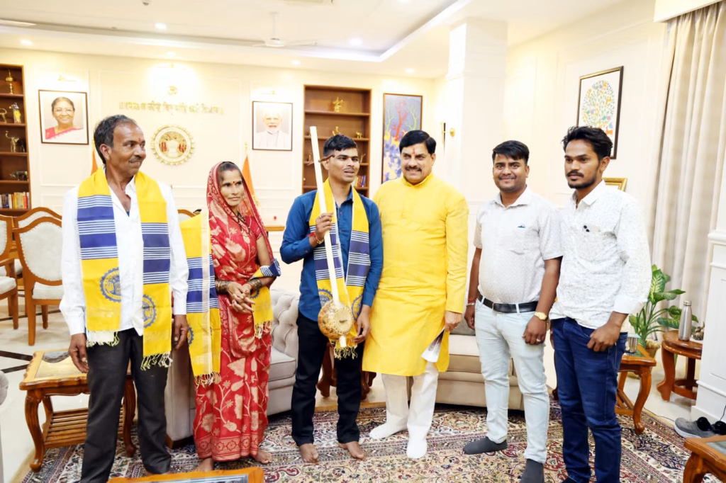 फ़िल्म "हनुमान अंश" के गायक  सुनील लोधी को करेगी राज्य सरकार प्रोत्साहित : मुख्यमंत्री डॉ. मोहन यादव