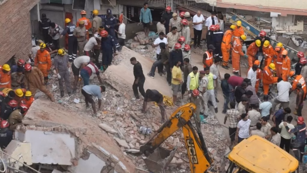 गृहमंत्री शाह ने ली दिल्ली इमारत हादसे की जानकारी, 2 लोगों की हुई मौत, अब तक 8 का हुआ रेस्क्यू, बिल्डिंग मालिक के खिलाफ FIR दर्ज