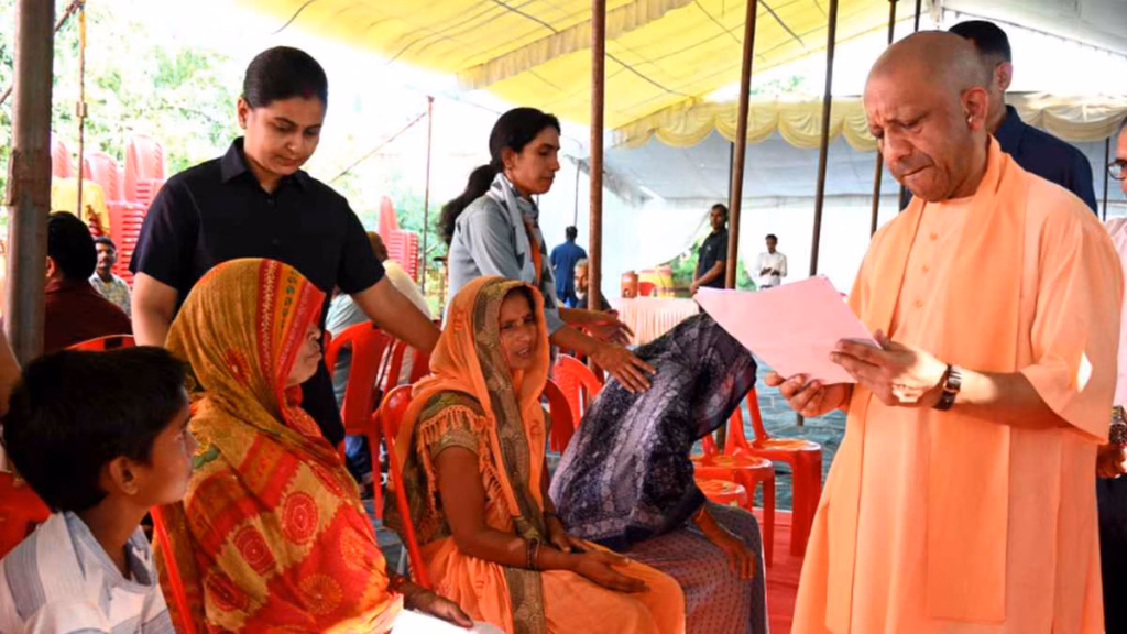 जनता दर्शन में मुख्यमंत्री योगी आदित्यनाथ ने सुनीं 150 लोगों की समस्याएं