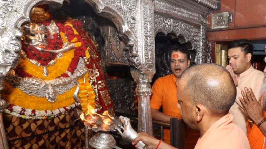 काशी में CM योगी का आध्यात्मिक अंदाज, कालभैरव से लेकर बाबा विश्वनाथ तक टेका माथा; की सुख-समृद्धि की कामना
