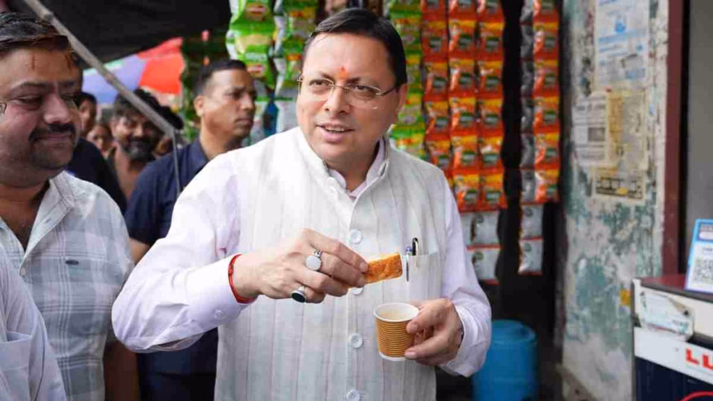 खटीमा में सीएम धामी ने उठाया चाय का लुत्फ, राहुल गांधी पर साधा निशाना