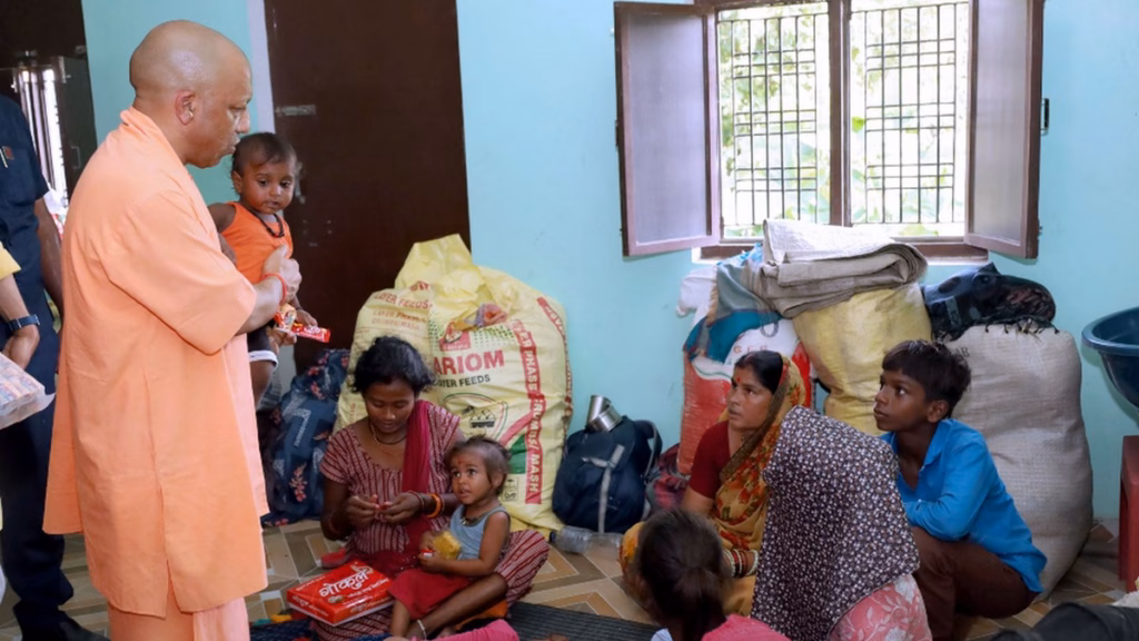 कुशीनगर में टूटा एपी तटबंध, बाढ़ प्रभावित इलाकों में पहुंचे CM योगी, पीड़ितों से मिले, राहत सामग्री बांटी