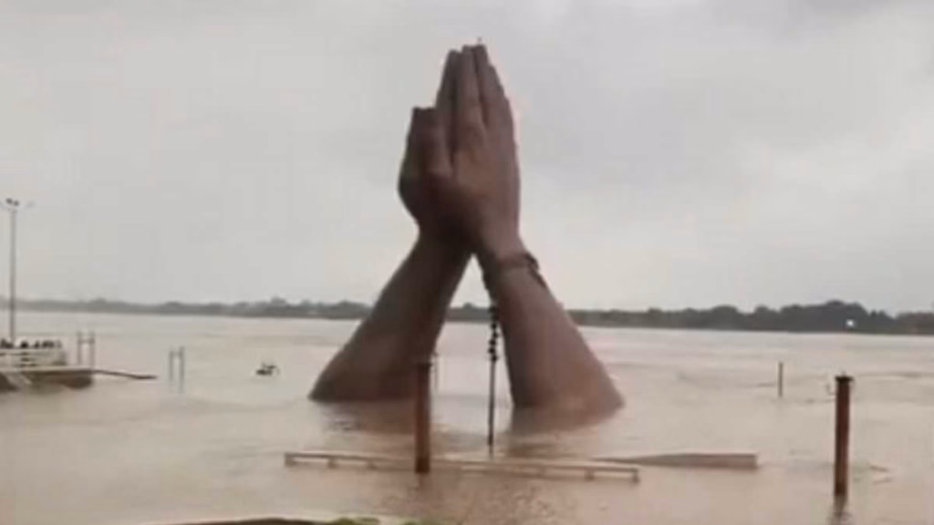 LIVE: वाराणसी में गंगा का जलस्तर बढ़ा, पानी में डूबा नमो घाट