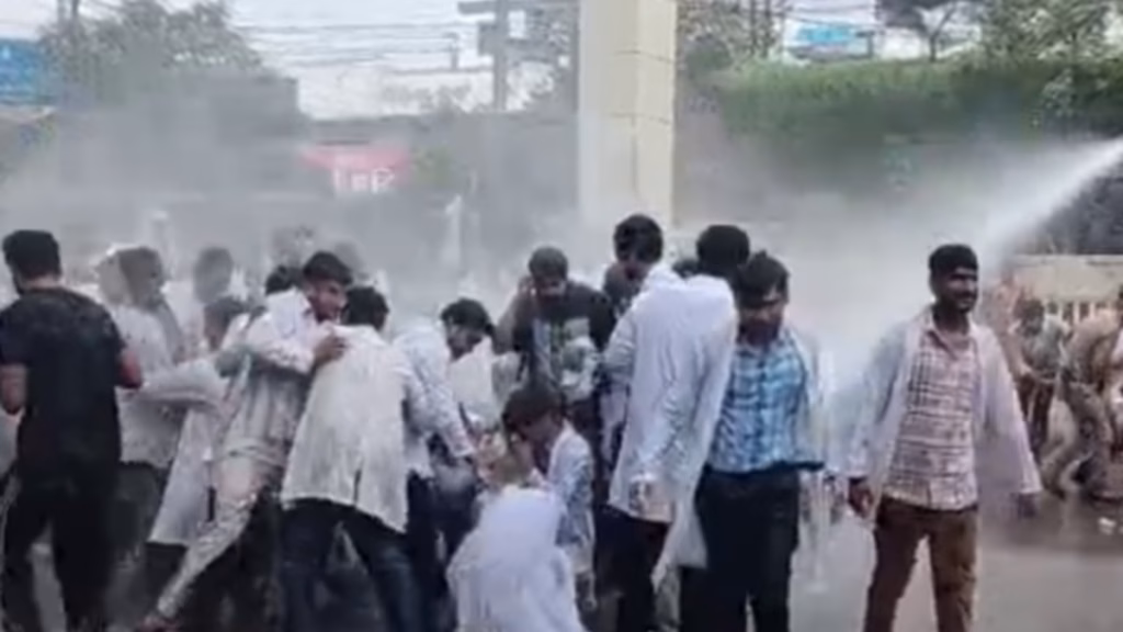 MBBS इंटर्न डॉक्टरों का उग्र प्रदर्शन, CM हाउस घेराव से पहले पुलिस ने चलाया वॉटर कैनन