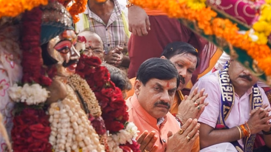 महाकाल की शाही सवारी, CM डॉ. मोहन यादव ने भगवान चन्द्रमोलेश्वर की पूजा की, रामघाट पर हेलीकॉप्टर से हुई पुष्पवर्षा