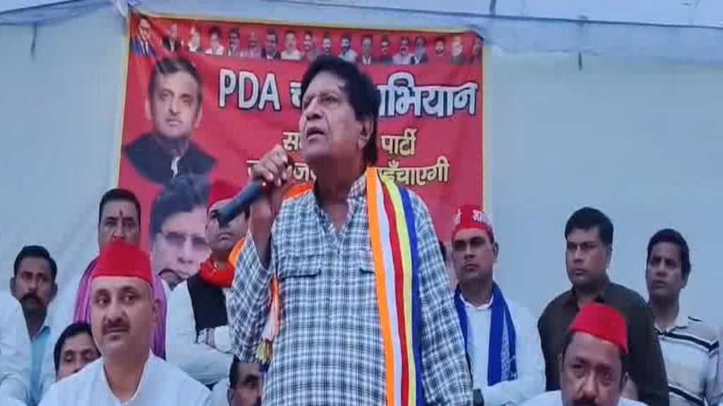 PDA सम्मेलन में माइक बंद होने पर भड़के सपा सांसद, मंच पर फेंका माइक, सामने आया वीडियो