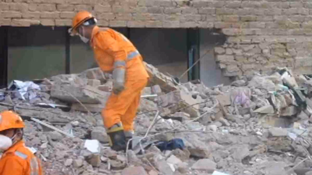Satya Niketan building collapse : दिल्ली में 5 मंजिला इमारत भरभराकर गिरी, 7 मौतें, हाईकोर्ट ने पूछा- किसकी थी जिम्मेदारी?