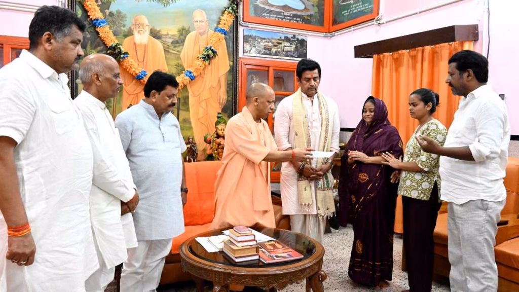 सीएम योगी ने पीड़ित परिवारों का साझा किया दुख, मुख्यमंत्री विवेकाधीन कोष से सौंपी आर्थिक सहायता