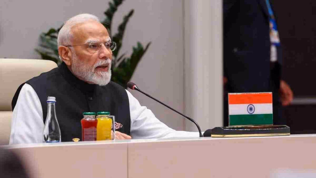 शहबाज शरीफ के सामने गरजे पीएम मोदी, आतंकवाद पर दोहरे मापदंड नहीं चलेंगे, जड़ से खत्म करना होगा इकोसिस्टम