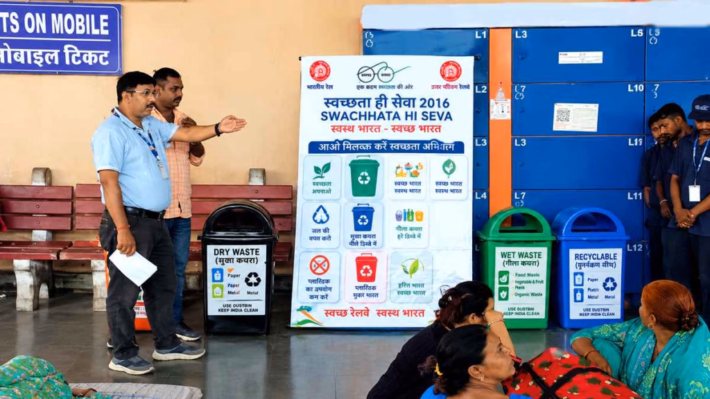 अयोध्या कैंट रेलवे स्टेशन पर स्वच्छता पखवाड़ा, यात्रियों को कचरा प्रबंधन के प्रति किया जागरूक