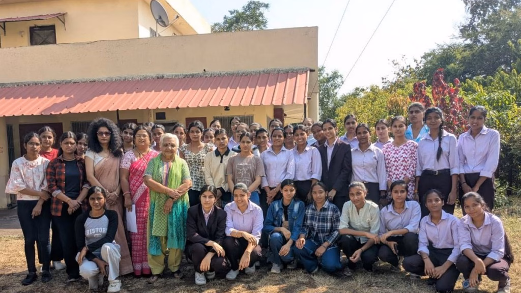 बायो-साइंस के विद्यार्थियों ने पद्मश्री डॉ. जनक पलटा मगिलिगन से सतत विकास, नवीकरणीय ऊर्जा एवं जैविक जीवनशैली सीखी