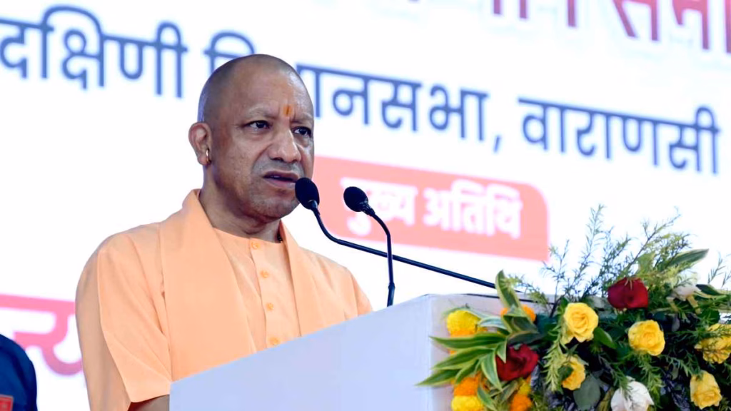 CM योगी ने वाराणसी में किया स्वच्छता मित्रों का सम्मान, प्रदान किए अंगवस्त्र व उपहार