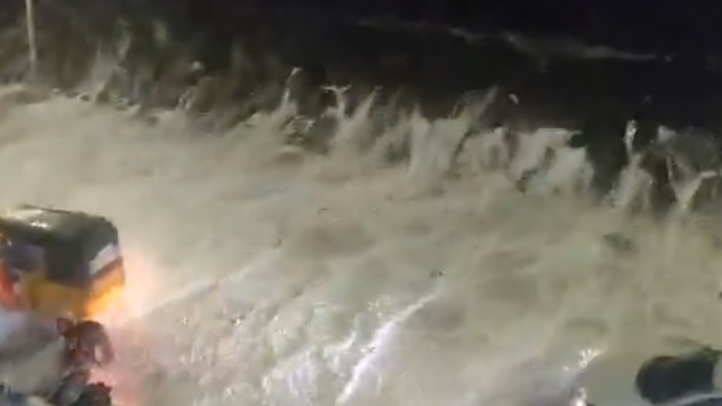 Cyclonic storm Arnab : चक्रवात 'अर्णब' को लेकर अलर्ट, आंध्रप्रदेश के तट से टकराने की आशंका, 53 ट्रेनें रद्द